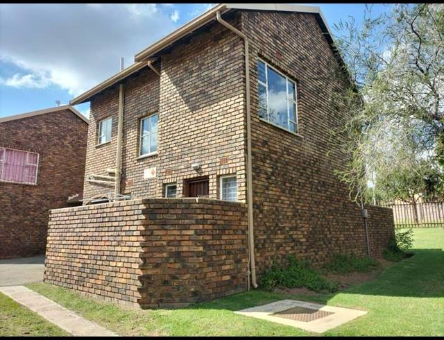 3 BEDROOM TOWNHOUSE FOR SALE IN BIRCHLEIGH NORTH